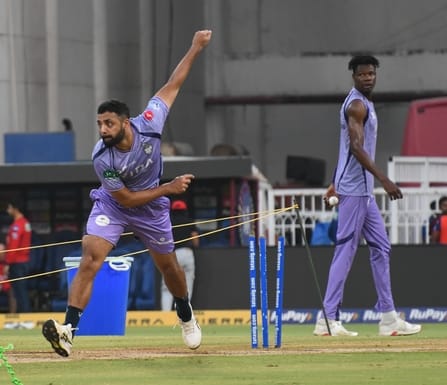 इकाना में मैच के एक दिन पहले अभ्यास करते एलएसजी और केकेआर के खिलाड़ी। इकाना में मैच के एक दिन पहले अभ्यास करते एलएसजी और केकेआर के खिलाड़ी।