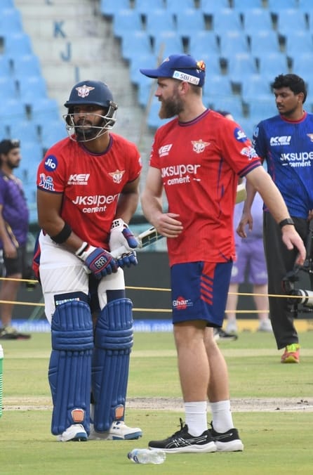 इकाना में मैच के एक दिन पहले अभ्यास करते एलएसजी और केकेआर के खिलाड़ी। इकाना में मैच के एक दिन पहले अभ्यास करते एलएसजी और केकेआर के खिलाड़ी।