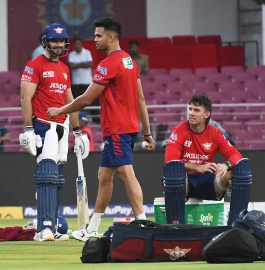 इकाना में मैच के एक दिन पहले अभ्यास करते एलएसजी और केकेआर के खिलाड़ी। इकाना में मैच के एक दिन पहले अभ्यास करते एलएसजी और केकेआर के खिलाड़ी।