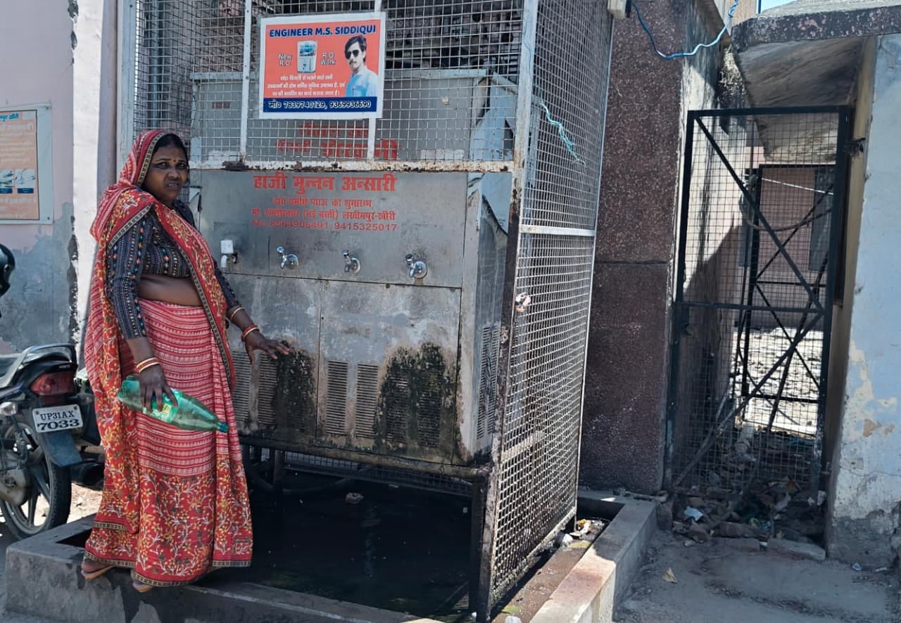 जिला अस्पताल के तीसरे तल पर लगा बंद पड़ा आरओ। संवाद
