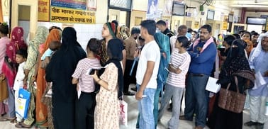 जिला अस्पताल में कतार में खड़े मरीज व बोतल खरीदकर पानी पीता युवक। संवाद जिला अस्पताल में कतार में खड़े मरीज व बोतल खरीदकर पानी पीता युवक। संवाद