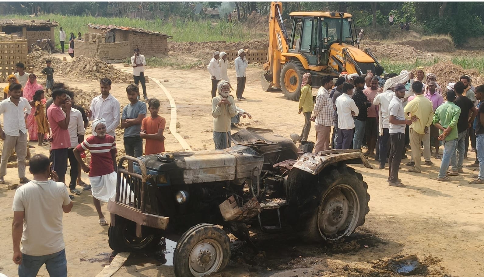 कूकनगर ग्रंट भरपुरवा में जला ट्रैक्टर और राकेश की मौत पर बिलखते परिजन। - संवाद