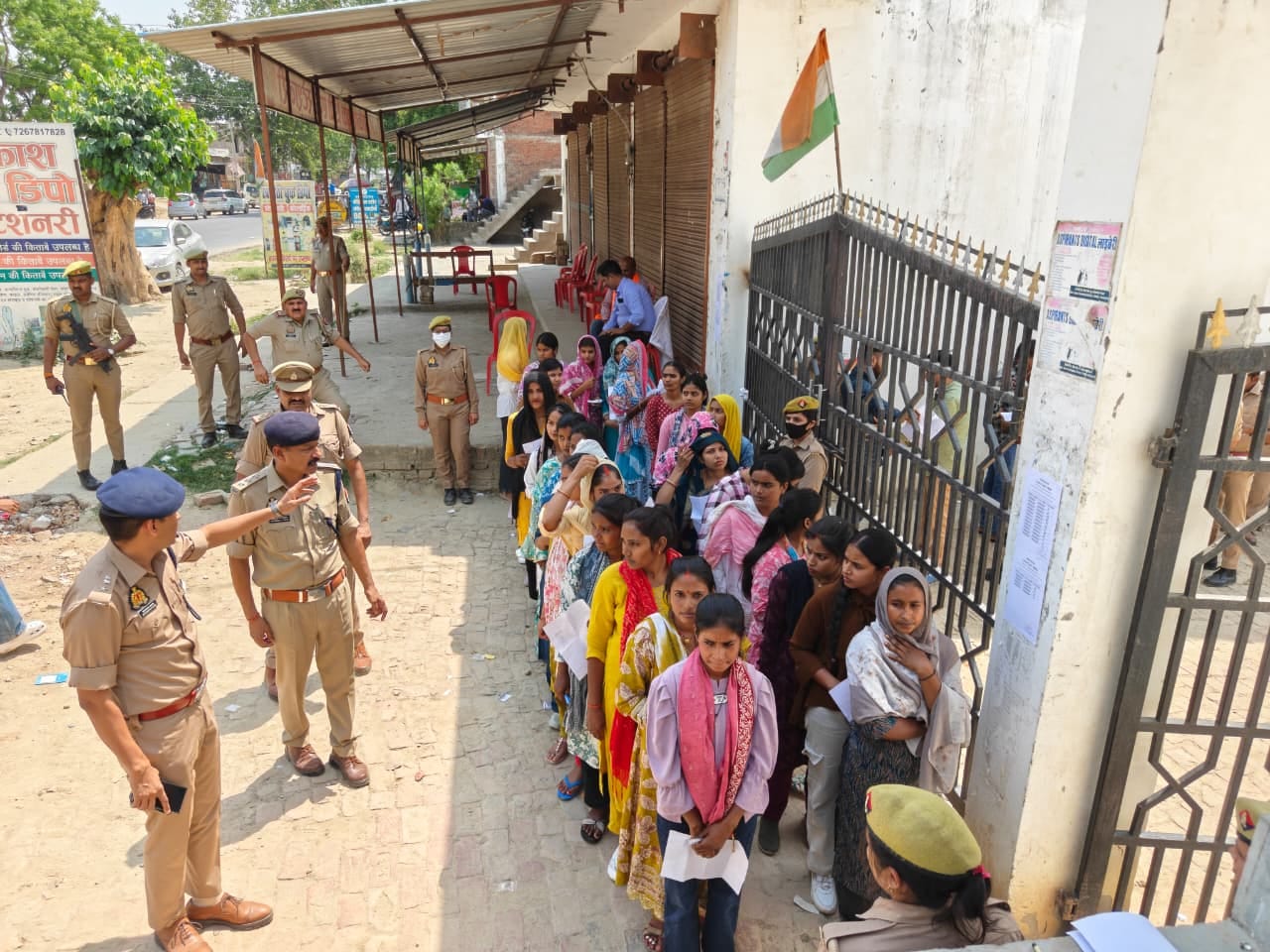 करारी इंटर कॉलेज में होमगार्ड  भर्ती परीक्षा देने आए अभ्यर्थियों की जांच करती महिला पुलिस। संवा