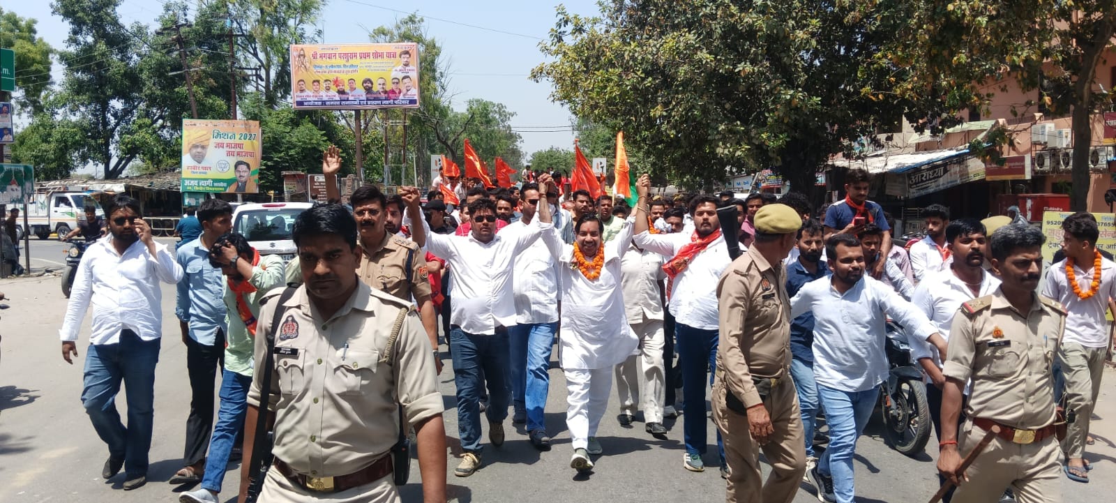 खरखौदा में भगवान परशुराम की शोभायात्रा के दौरान पुलिस व हिंदू संगठनों की झड़प होते हुए (संवाद)