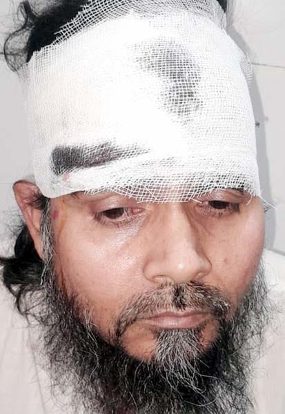 खुटार में गोला रोड पर पलटी बोलेरो। संवाद खुटार में गोला रोड पर पलटी बोलेरो। संवाद