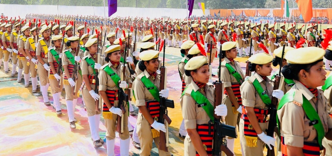 महिला रिक्रूट आरक्षी को सम्मानित करते बरेली मंडल के मंडलायुक्त भूपेंद्र एस. चौधरी। स्रोत: पुलिस महिला रिक्रूट आरक्षी को सम्मानित करते बरेली मंडल के मंडलायुक्त भूपेंद्र एस. चौधरी। स्रोत: पुलिस