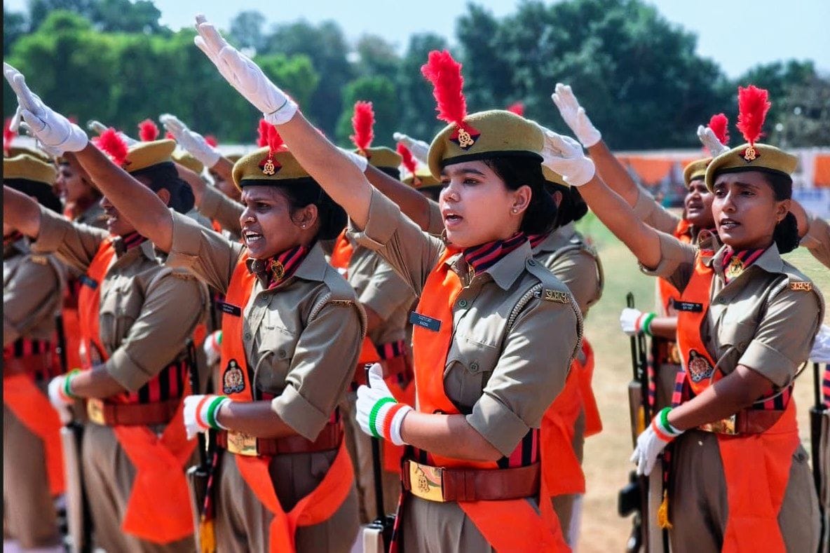 महिला रिक्रूट आरक्षी को सम्मानित करते बरेली मंडल के मंडलायुक्त भूपेंद्र एस. चौधरी। स्रोत: पुलिस महिला रिक्रूट आरक्षी को सम्मानित करते बरेली मंडल के मंडलायुक्त भूपेंद्र एस. चौधरी। स्रोत: पुलिस