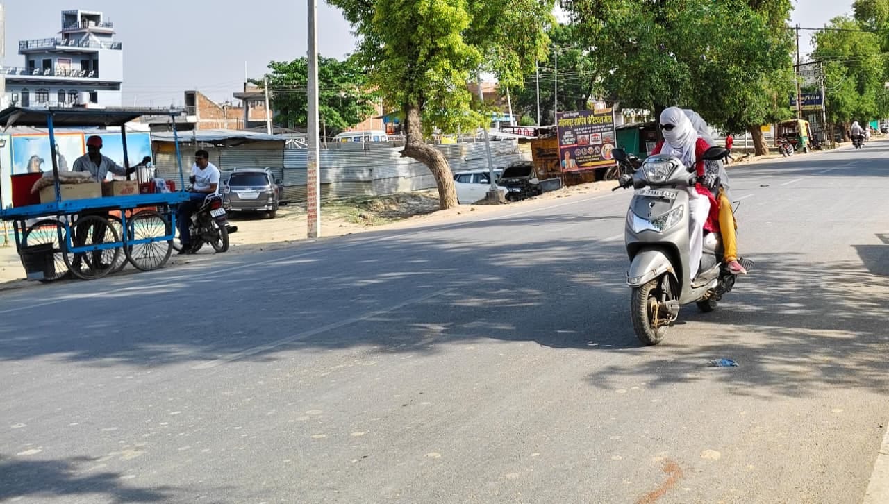 मंझनपुर-समदा सड़क से चिलचिलाती धूप में साइकिल से कोचिंग जाती छात्रा। संवाद मंझनपुर-समदा सड़क से चिलचिलाती धूप में साइकिल से कोचिंग जाती छात्रा। संवाद