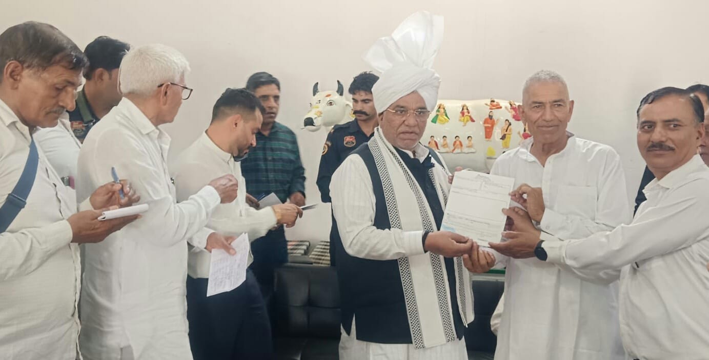 नौल्था गोशाला में गोशाला  के प्रतिनिधियों को चारे के लिए चेक देते केबिनेट मंत्री कृष्ण लाल पंवा