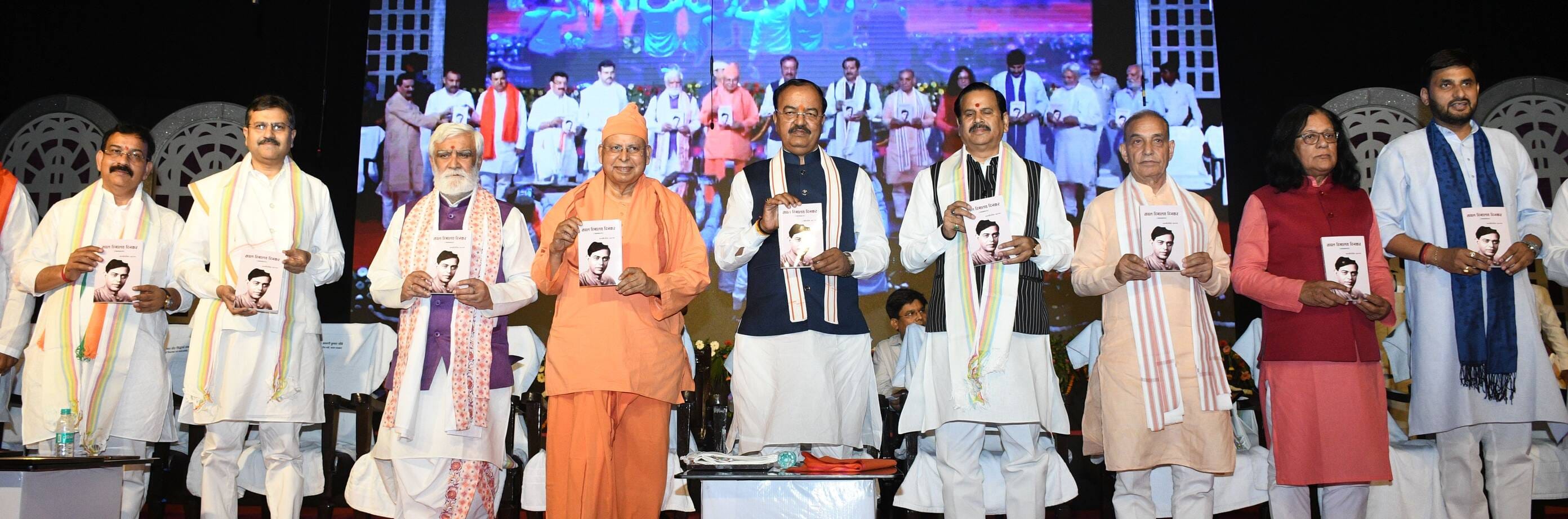 नाटक का मंचन करते कलाकार। 