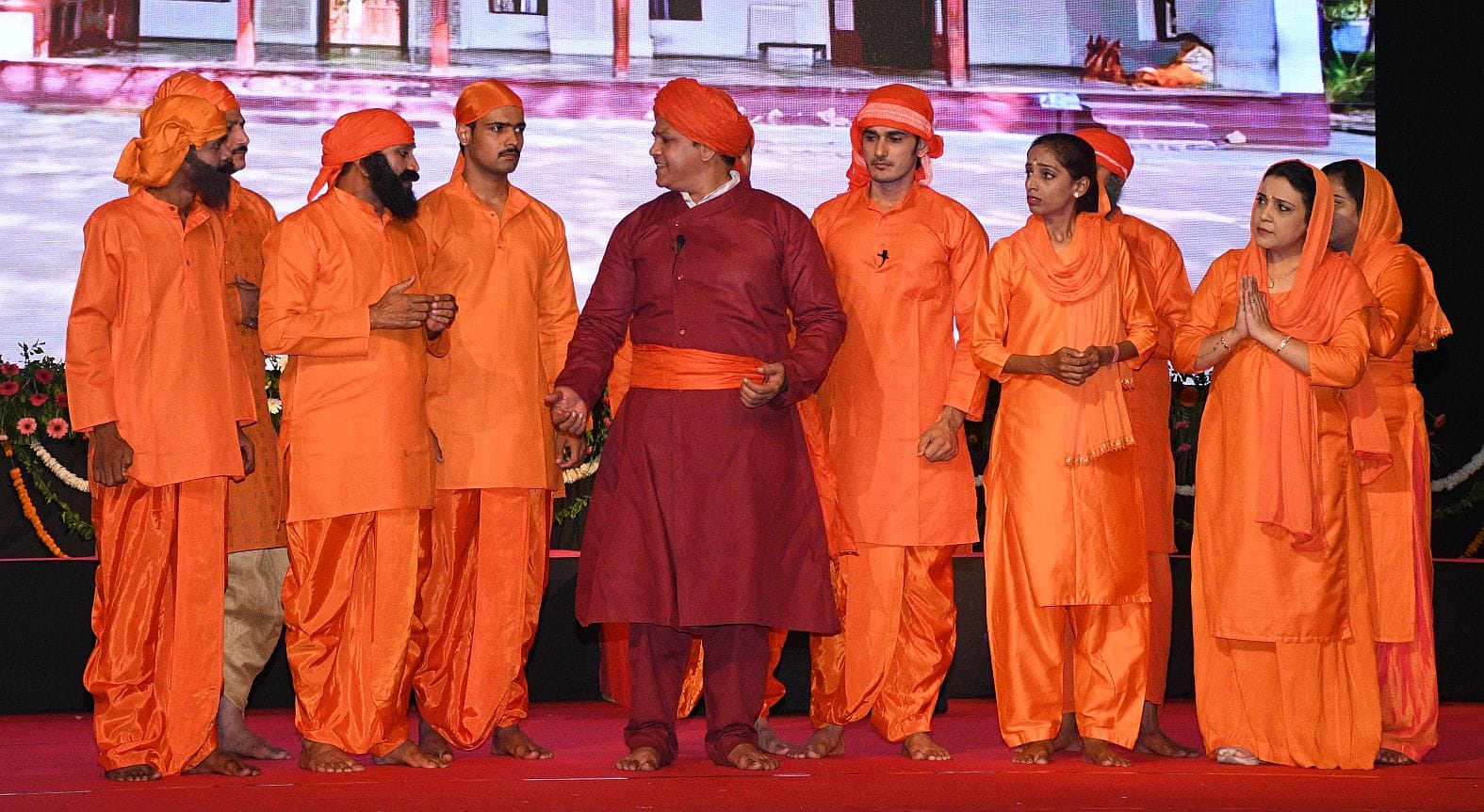 नाटक का मंचन करते कलाकार। 