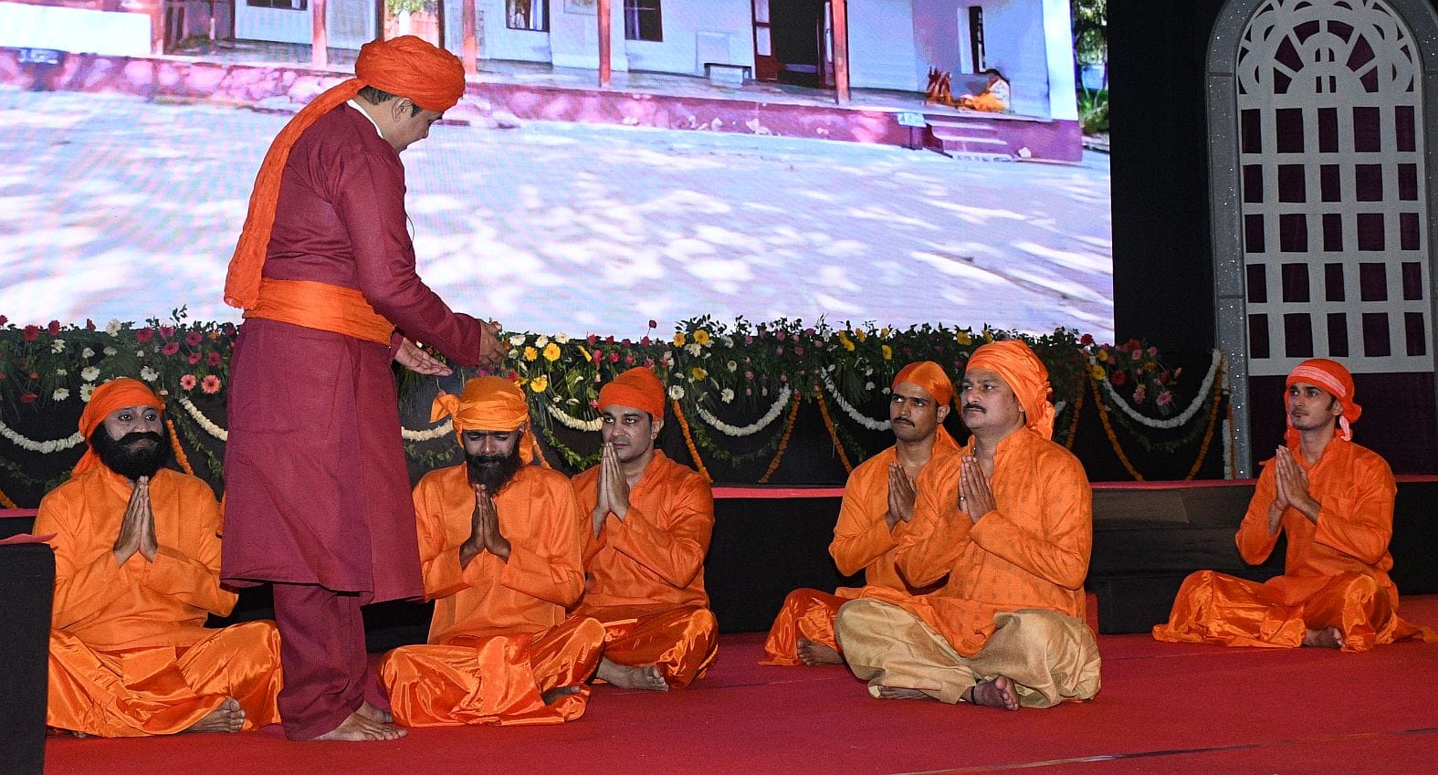 नाटक का मंचन करते कलाकार। 