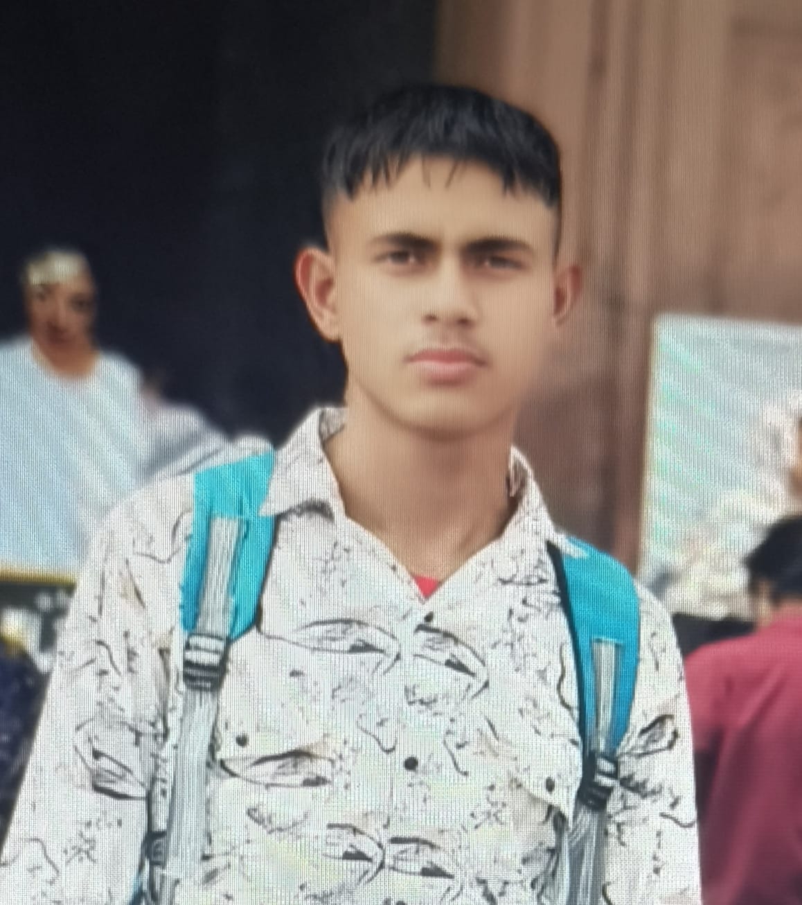 ओदरी गांव में युवक की मौत के बाद गमगीन बैठे परिजन। संवाद