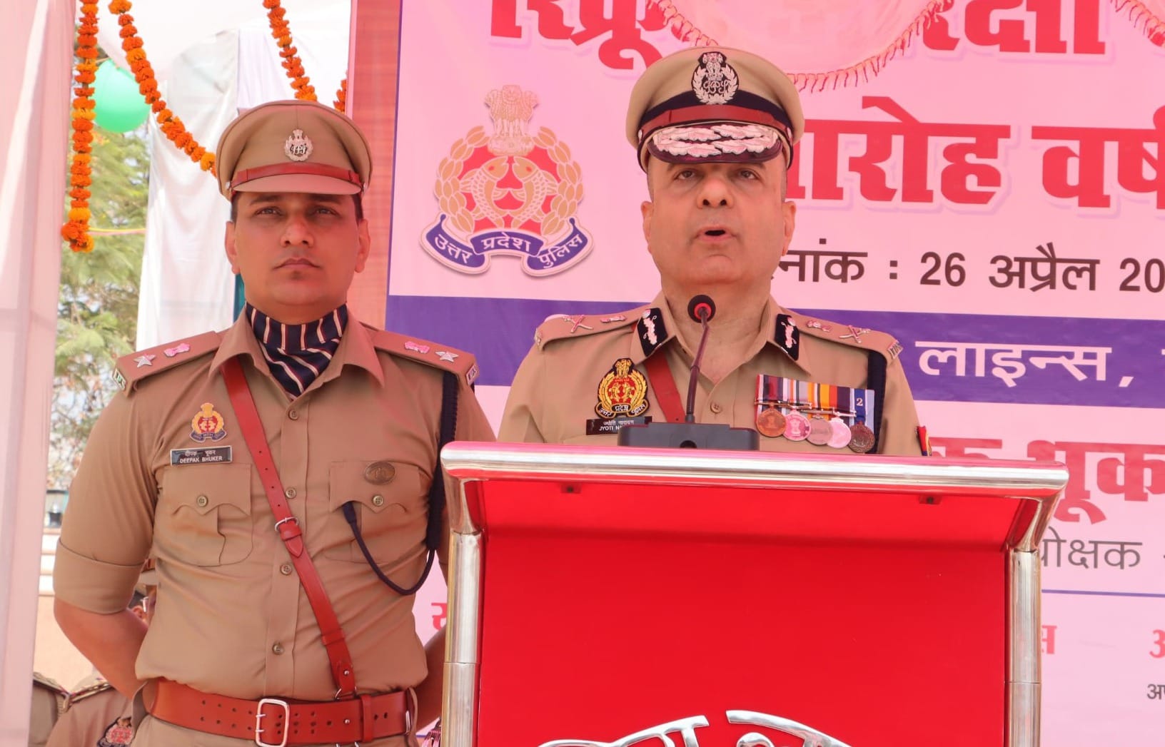 पुलिस लाइन में आयोजित दीक्षांत समारोह में शपथ लेते प्रशिक्षण के बाद सिपाही बने प्रशिक्षु। पुल