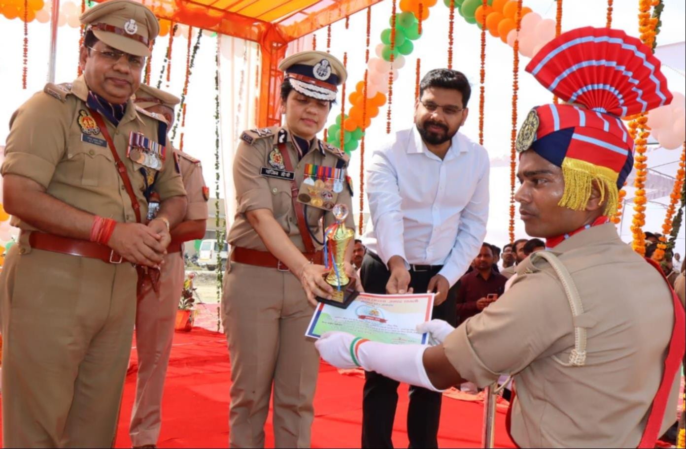 पुलिस लाइन में पासिंग आउट परेड में भाग लेते रिक्रूट। पुलिस