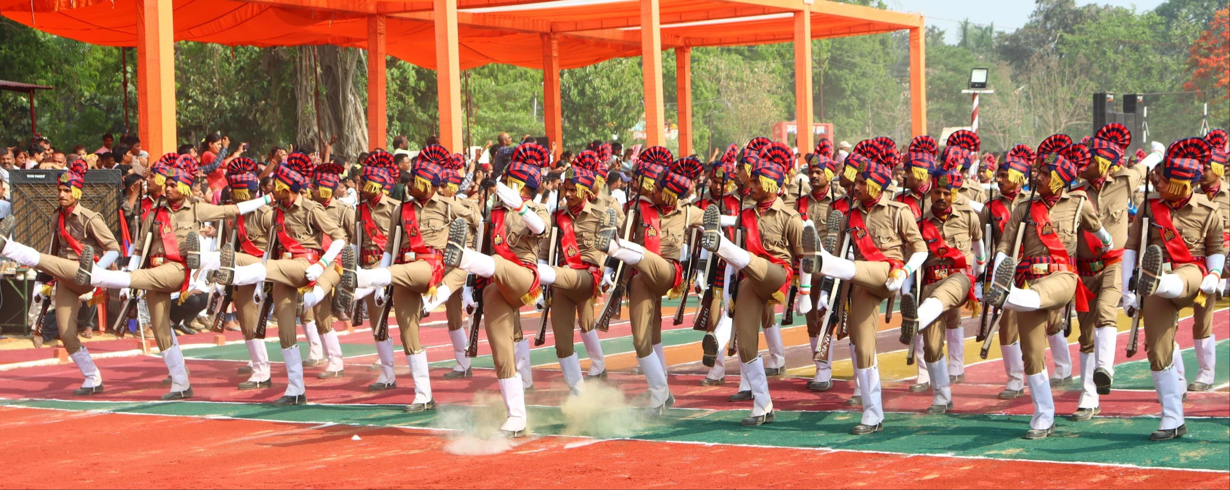 पुलिस लाइन मैदान में रविवार को पासिंग आउट परेड करते रिक्रूट और बेटे चंदन शुक्ल ने पुलिस की पगड़