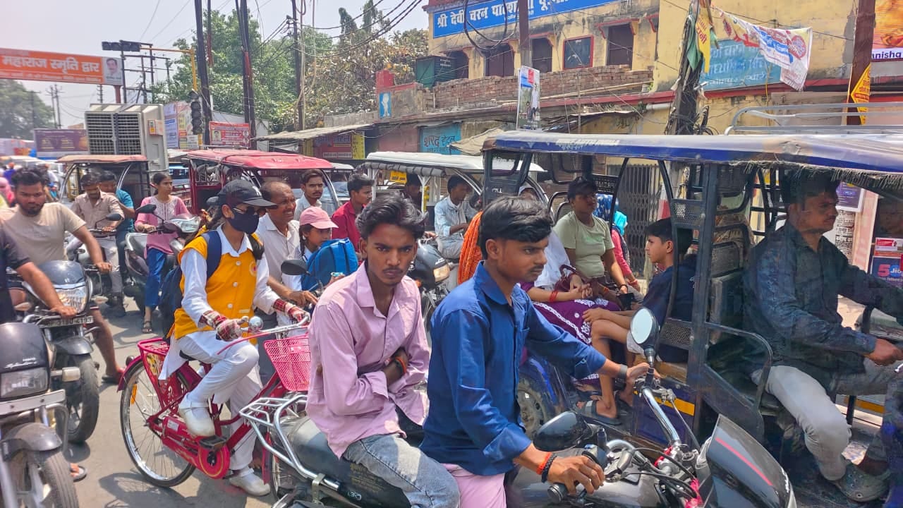 परीक्षा छूटने के बाद रोडवेज बस स्टेशन पर बस में चढ़ते अभ्यर्थी। संवाद