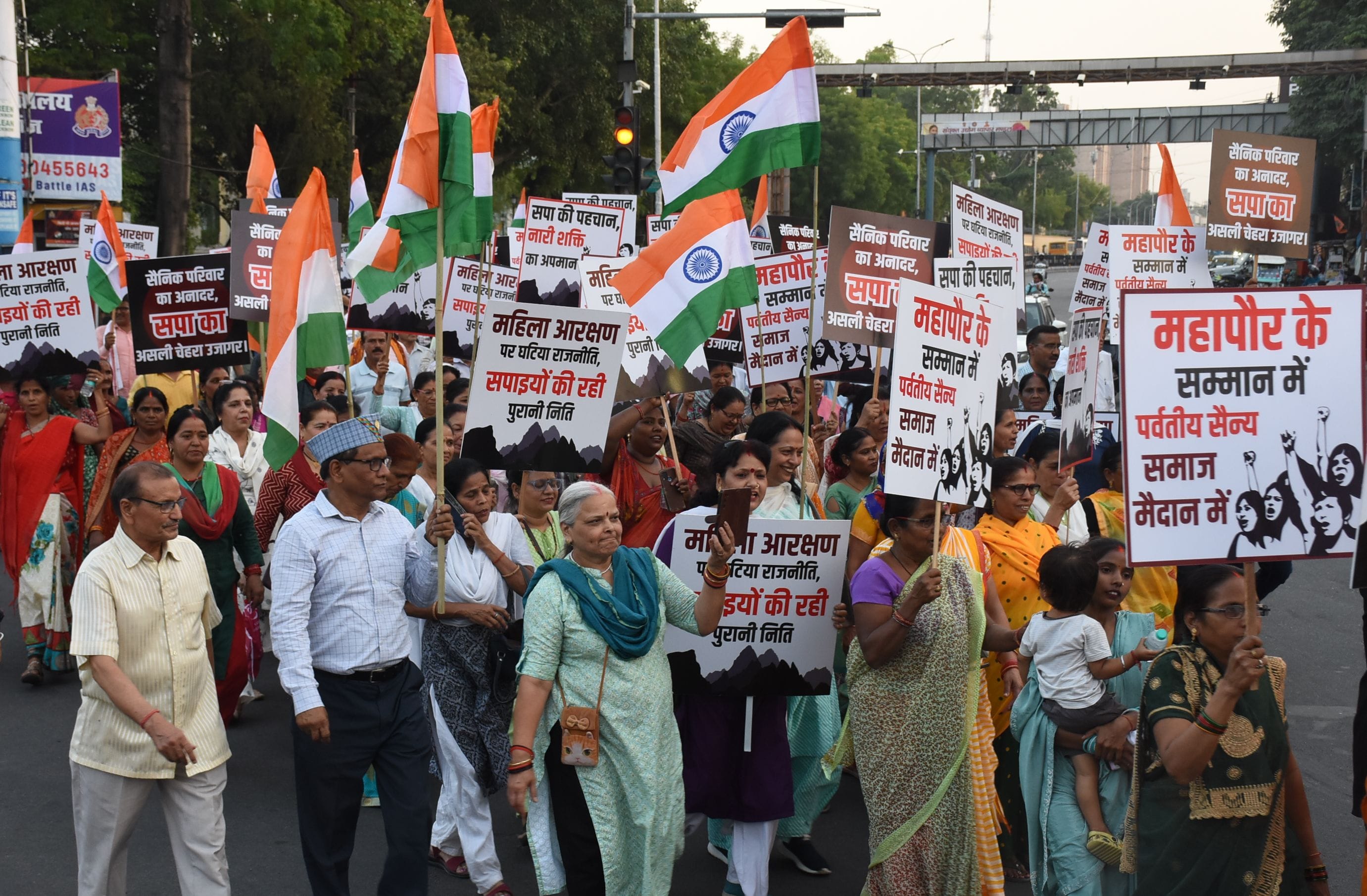 प्रदर्शन करते पर्वतीय व सैन्य समाज के लोग। प्रदर्शन करते पर्वतीय व सैन्य समाज के लोग।