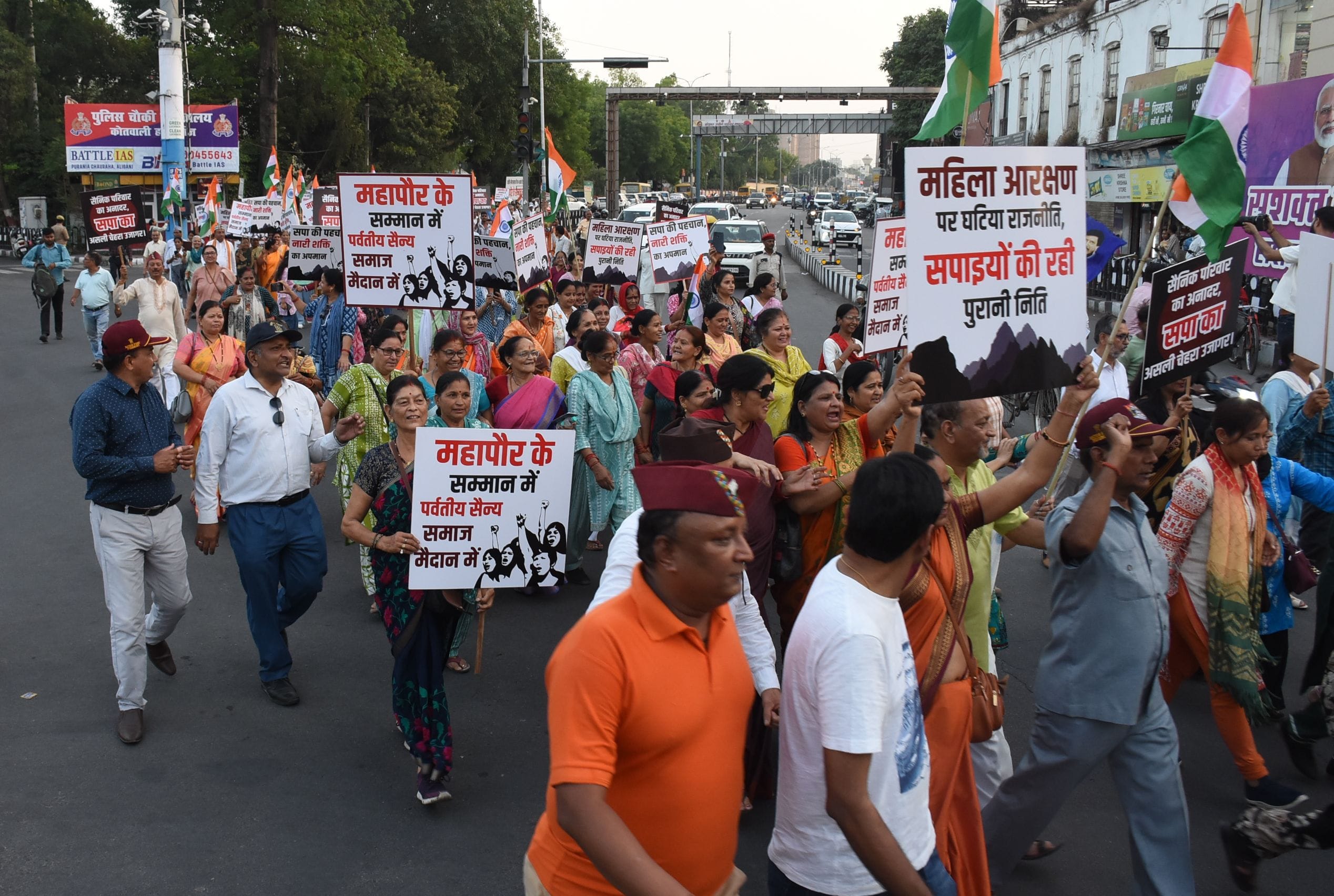 प्रदर्शन करते पर्वतीय व सैन्य समाज के लोग। प्रदर्शन करते पर्वतीय व सैन्य समाज के लोग।