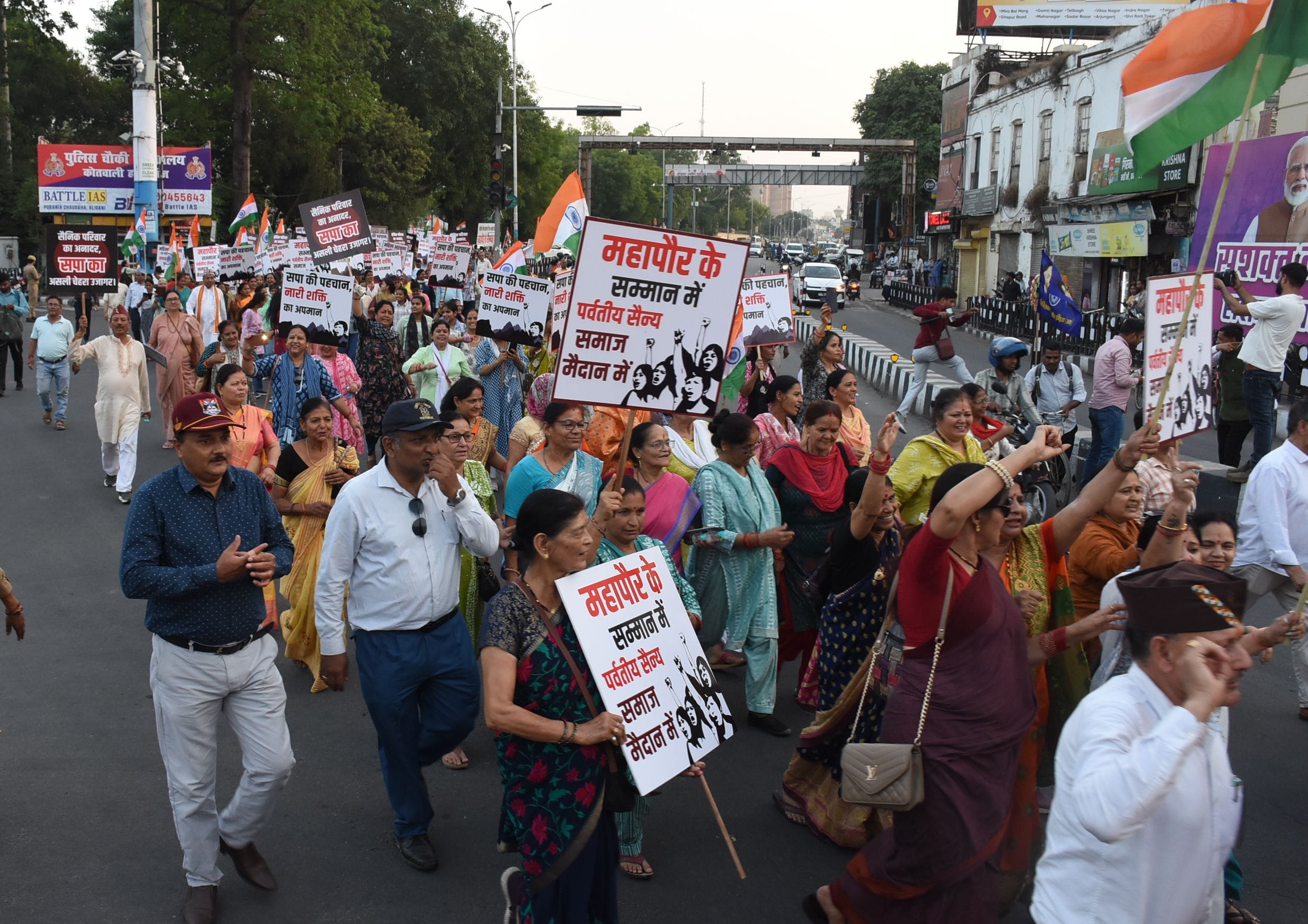 प्रदर्शन करते पर्वतीय व सैन्य समाज के लोग। प्रदर्शन करते पर्वतीय व सैन्य समाज के लोग।