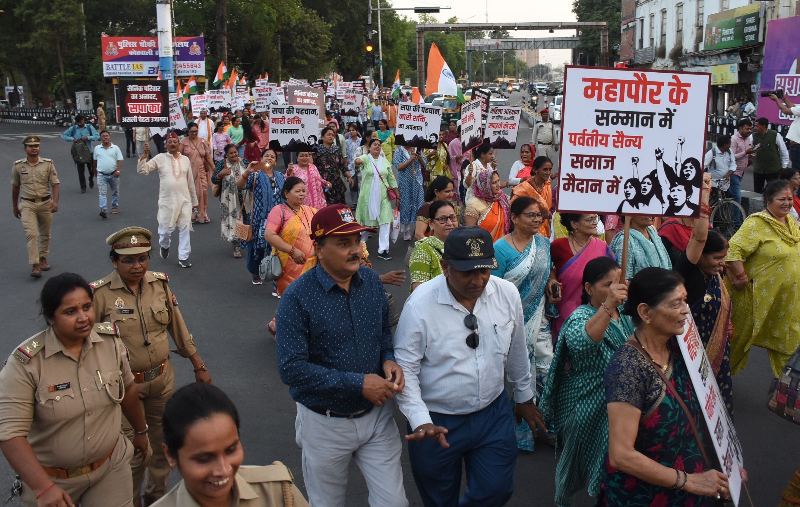 प्रदर्शन करते पर्वतीय व सैन्य समाज के लोग। प्रदर्शन करते पर्वतीय व सैन्य समाज के लोग।