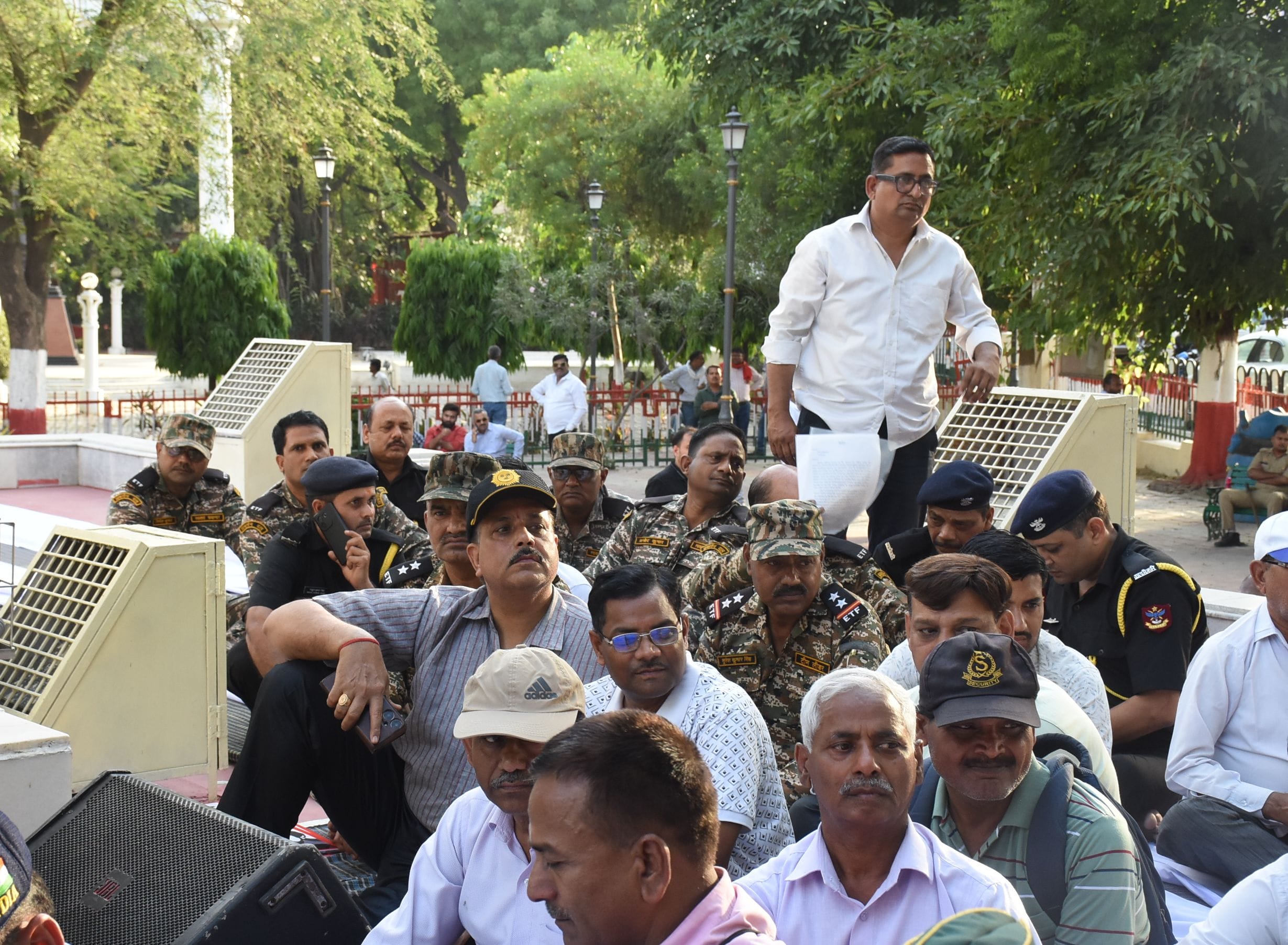 प्रदर्शन करते पर्वतीय व सैन्य समाज के लोग। प्रदर्शन करते पर्वतीय व सैन्य समाज के लोग।