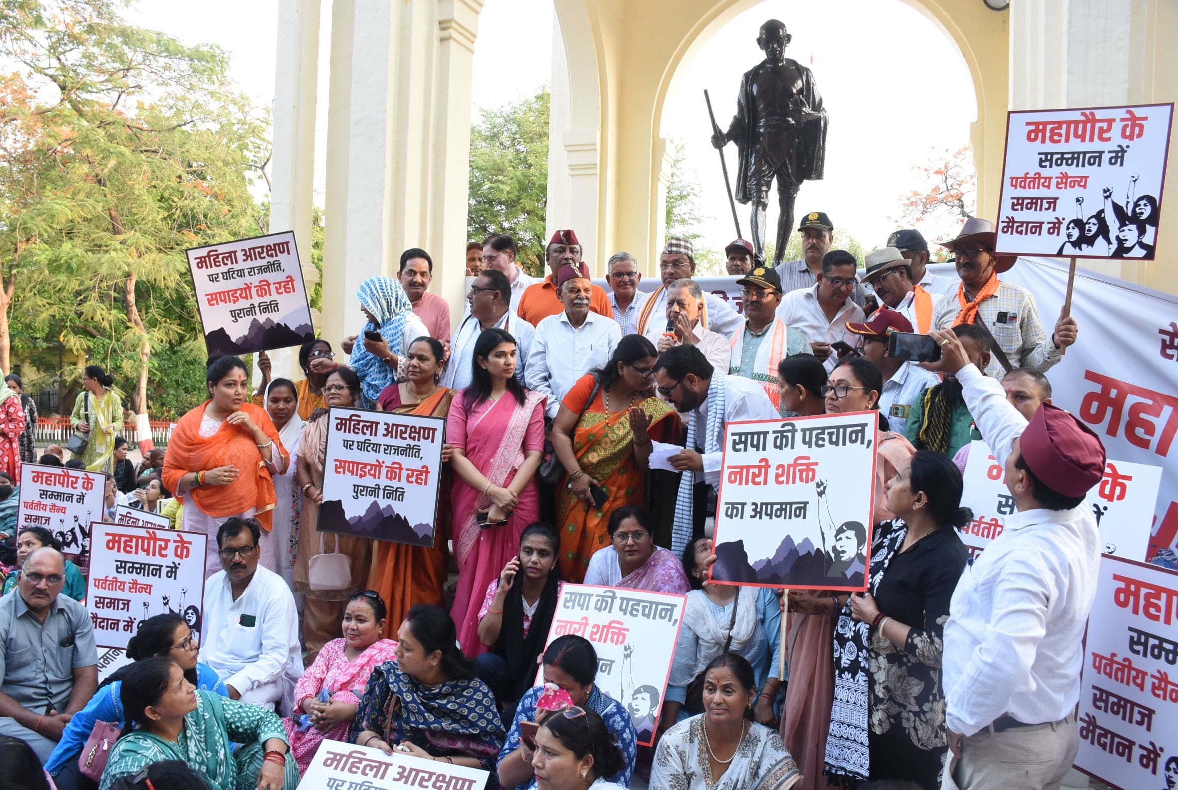 प्रदर्शन करते पर्वतीय व सैन्य समाज के लोग। प्रदर्शन करते पर्वतीय व सैन्य समाज के लोग।
