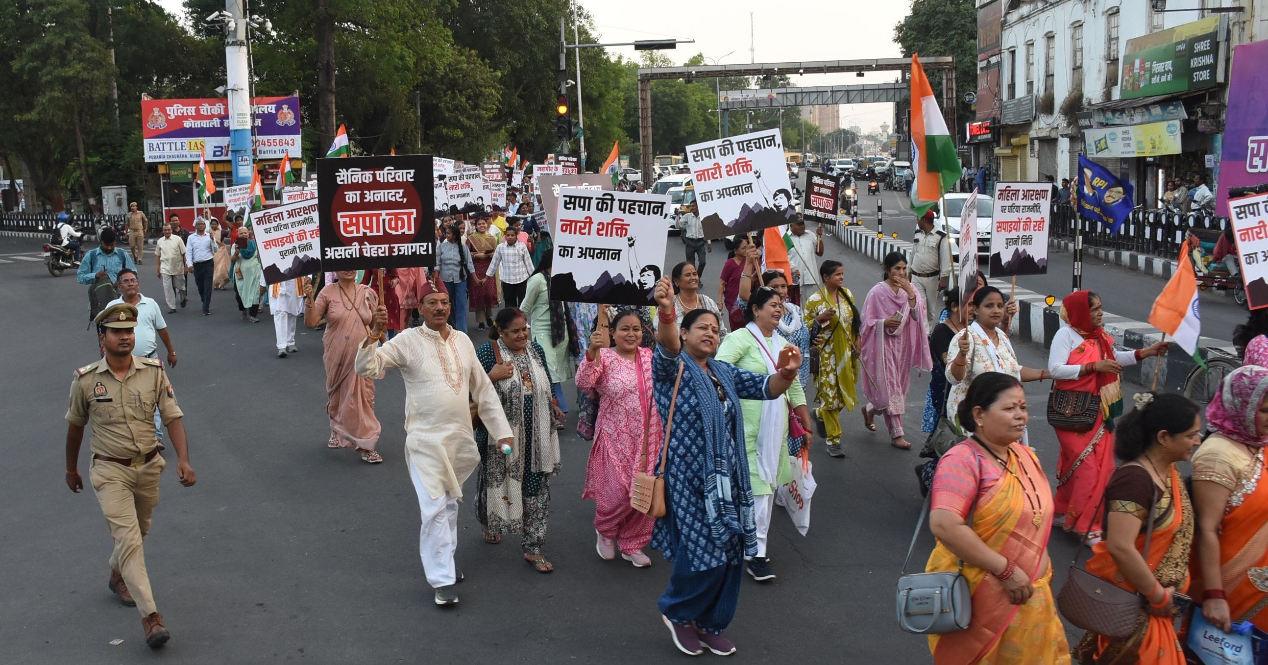 प्रदर्शन करते पर्वतीय व सैन्य समाज के लोग। प्रदर्शन करते पर्वतीय व सैन्य समाज के लोग।