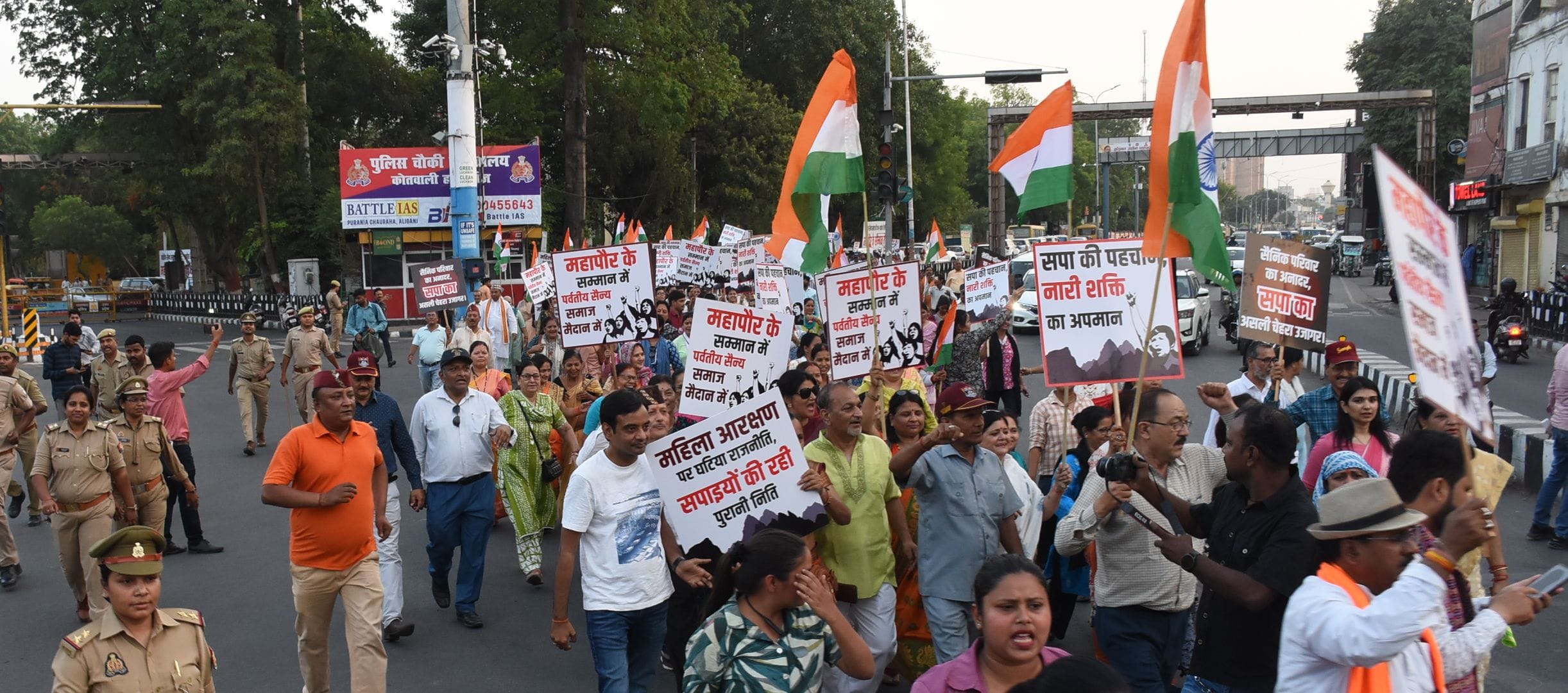 प्रदर्शन करते पर्वतीय व सैन्य समाज के लोग। प्रदर्शन करते पर्वतीय व सैन्य समाज के लोग।