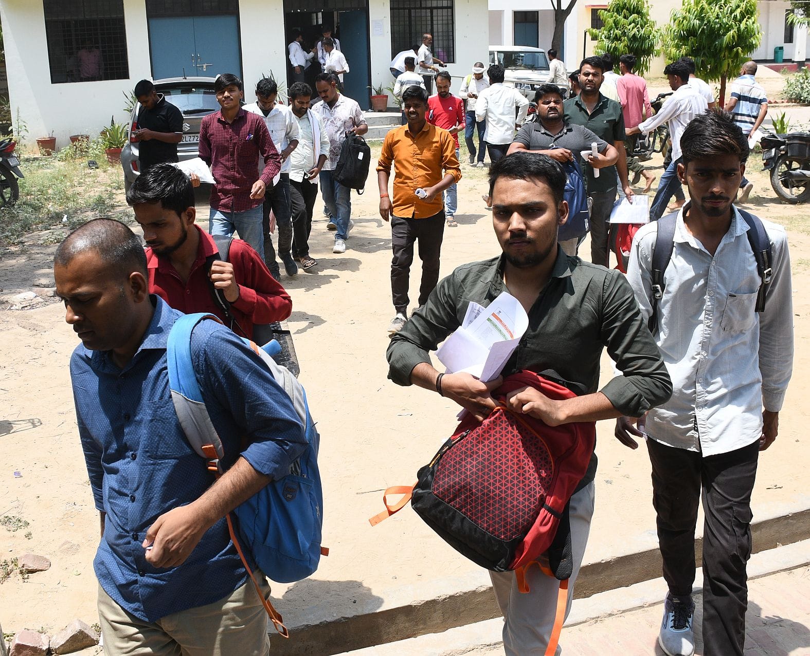 राजधानी के 55 केंद्रों पर दो पालियों में शुरू हुई होमगार्ड भर्ती की परीक्षा राजधानी के 55 केंद्रों पर दो पालियों में शुरू हुई होमगार्ड भर्ती की परीक्षा