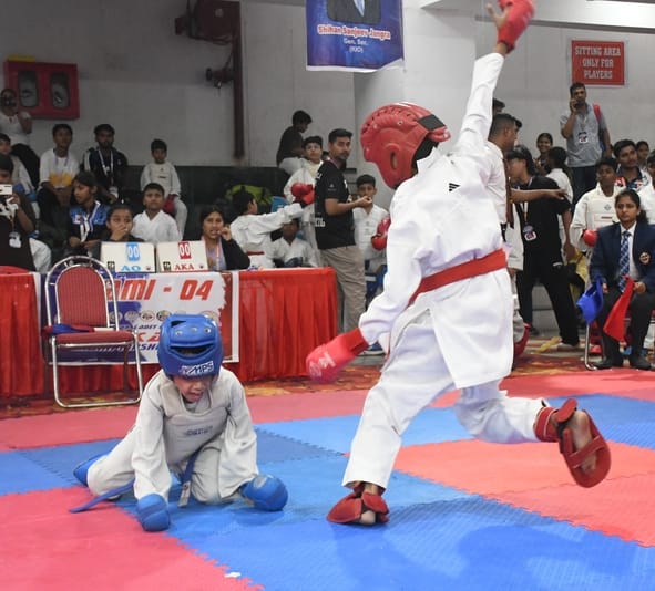 राज्य कराटे चैंपियनशिप में भिड़ते खिलाड़ी।