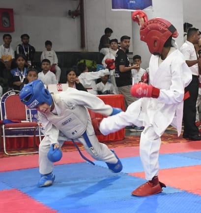 राज्य कराटे चैंपियनशिप में भिड़ते खिलाड़ी।
