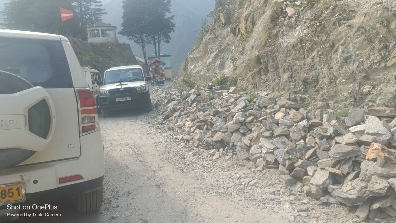 सलूड़-डुंगरा में रम्माण के दौरान मुखौटा नृत्य करते कलाकार। संवाद