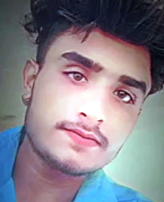सरधना। सड़क हादसे में घायल सागर। परिजन