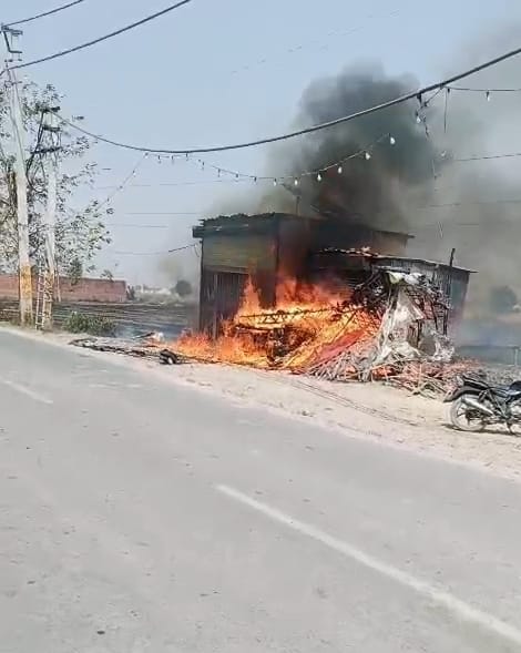 शराब की दुकान में लगी आग। सोशल मीडिया शराब की दुकान में लगी आग। सोशल मीडिया