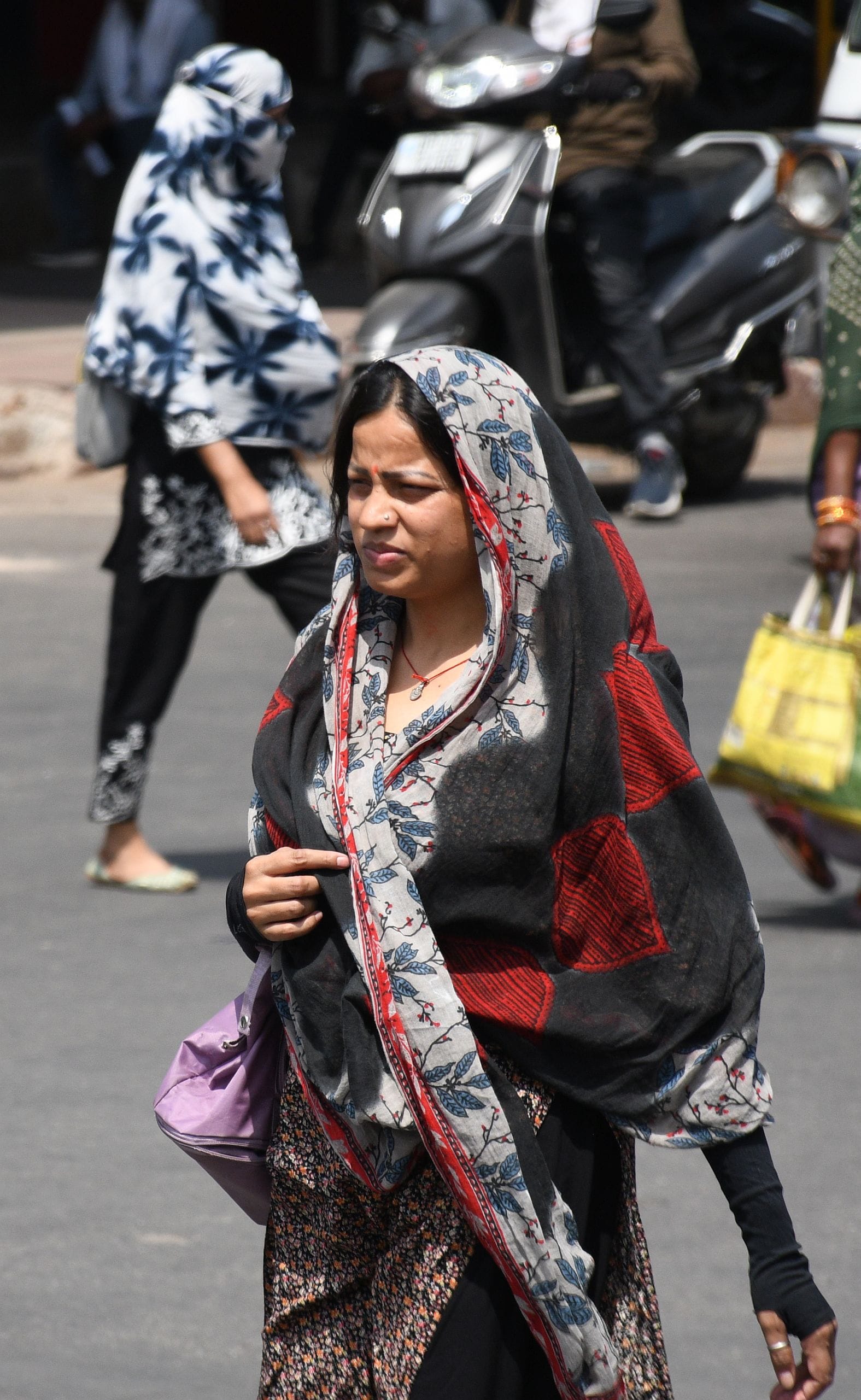 तेज धूप ने किया परेशान। तेज धूप ने किया परेशान।