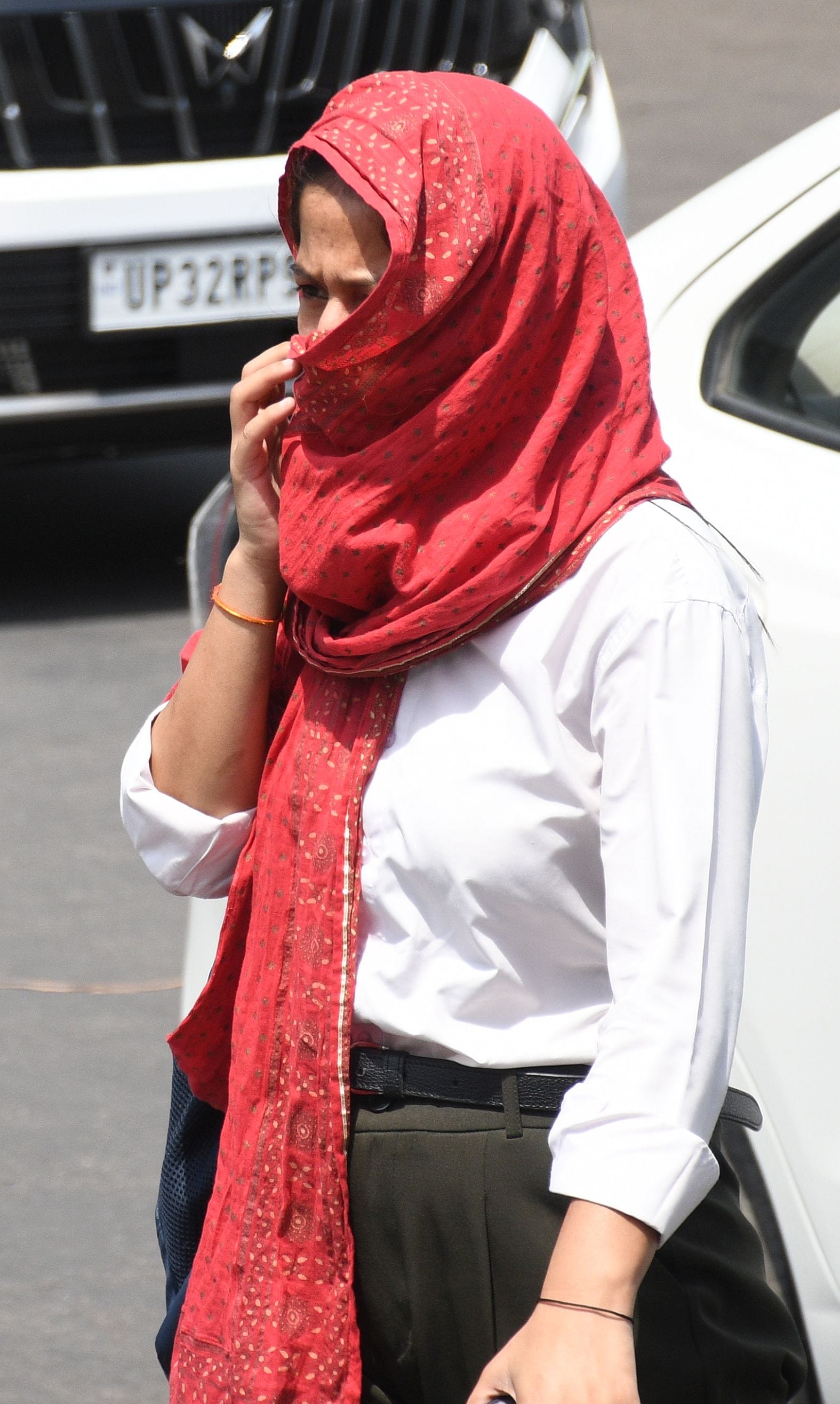 तेज धूप ने किया परेशान। तेज धूप ने किया परेशान।