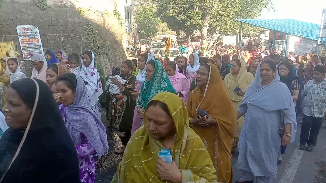 टोका साहिब से नाहन पहुंचे नगर कीर्तन की अगुवाई करते पंज प्यारे। संवाद टोका साहिब से नाहन पहुंचे नगर कीर्तन की अगुवाई करते पंज प्यारे। संवाद