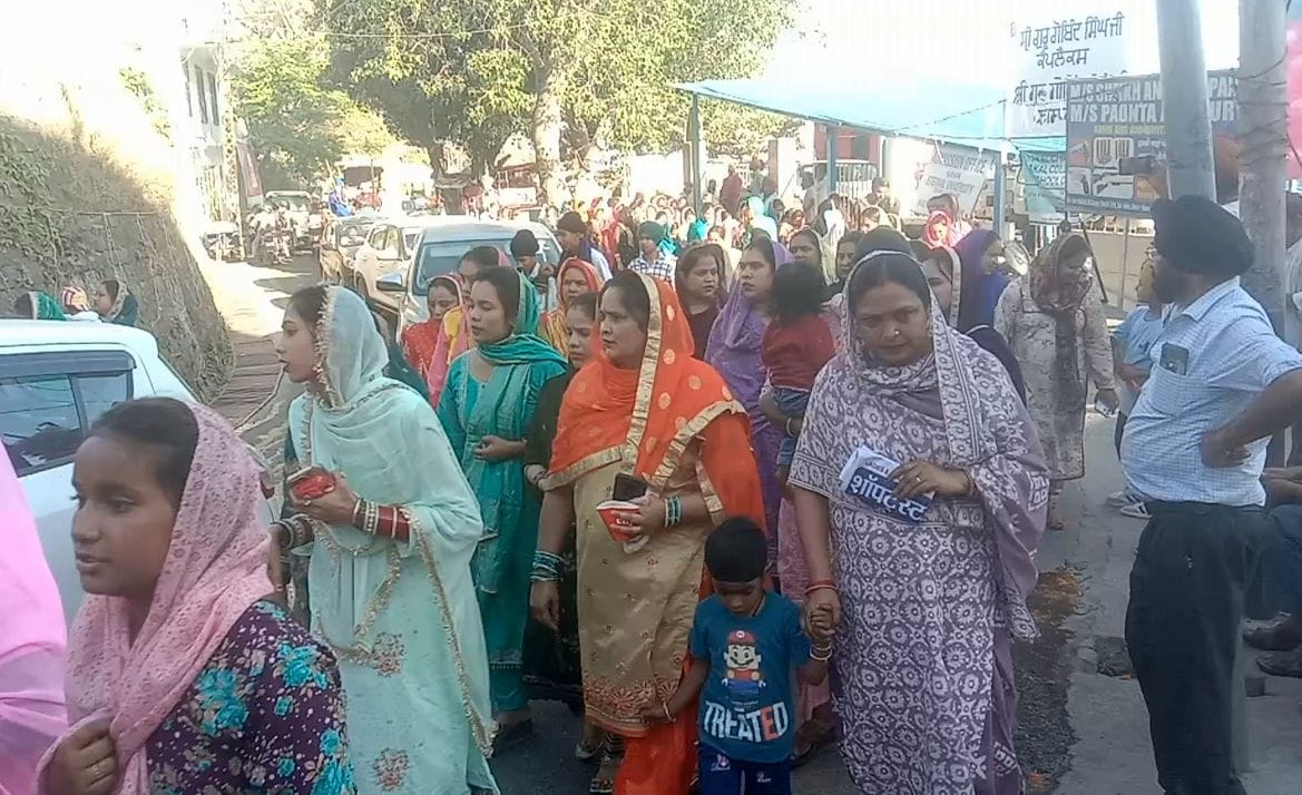 टोका साहिब से नाहन पहुंचे नगर कीर्तन की अगुवाई करते पंज प्यारे। संवाद टोका साहिब से नाहन पहुंचे नगर कीर्तन की अगुवाई करते पंज प्यारे। संवाद