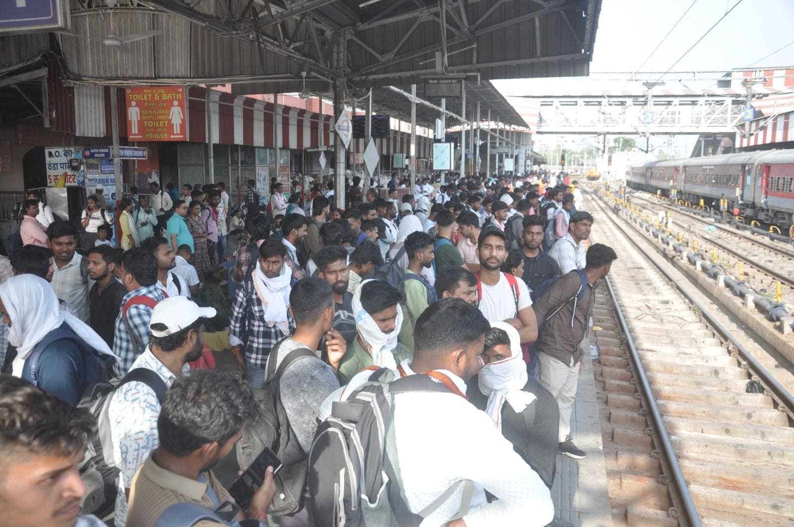 ट्रेन में चढ़ने के लिए जुटी भीड़।