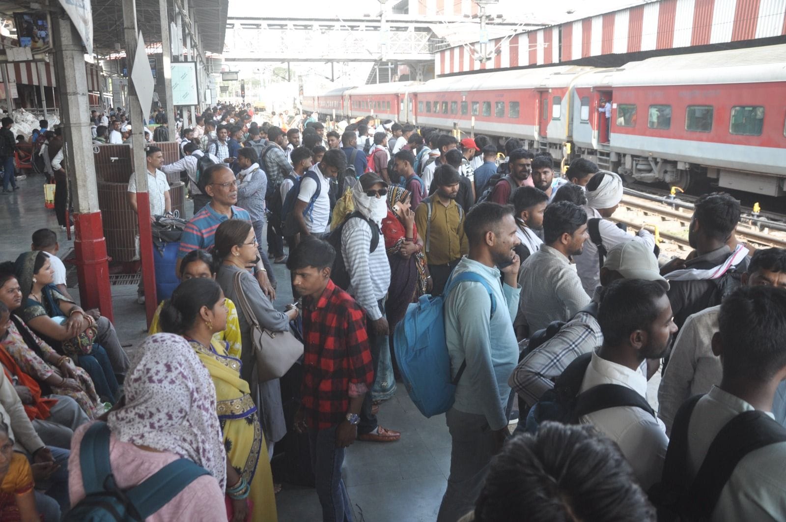 ट्रेन में चढ़ने के लिए जुटी भीड़।
