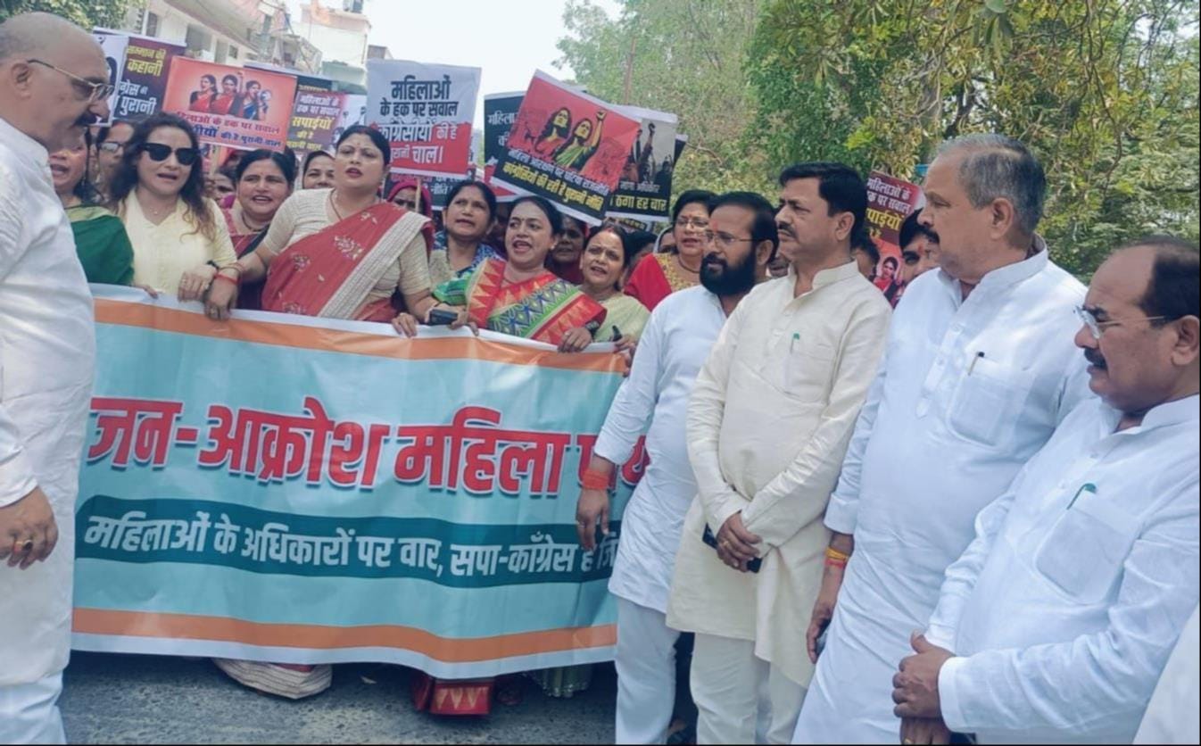 टाउन हॉल से निकाली गई जन आक्रोश रैली में शामिल प्रभारी मंत्री दारा सिंह चौहान और कार्यक्रम में 