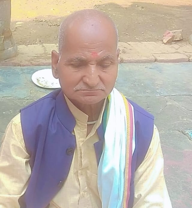 देव नारायण की फाइल फोटो और बिलखते परिजन। संवाद