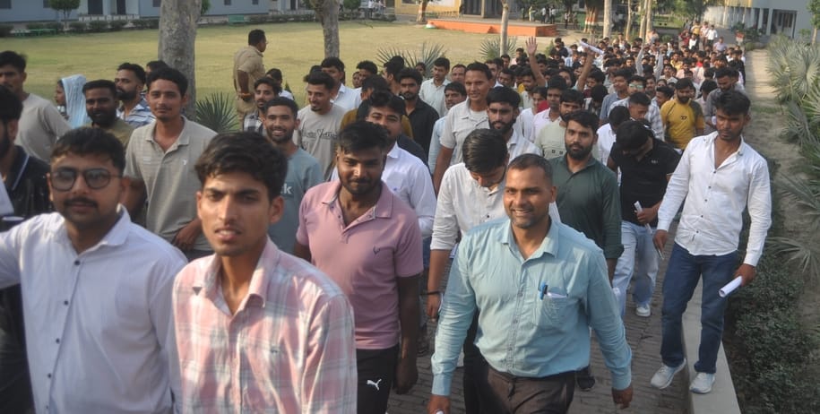 दीवान इंटर कॉलेज के गेट पर होमगार्ड की परीक्षा देने के लिए लगी परीक्षाथियों की लाइन। संवाद