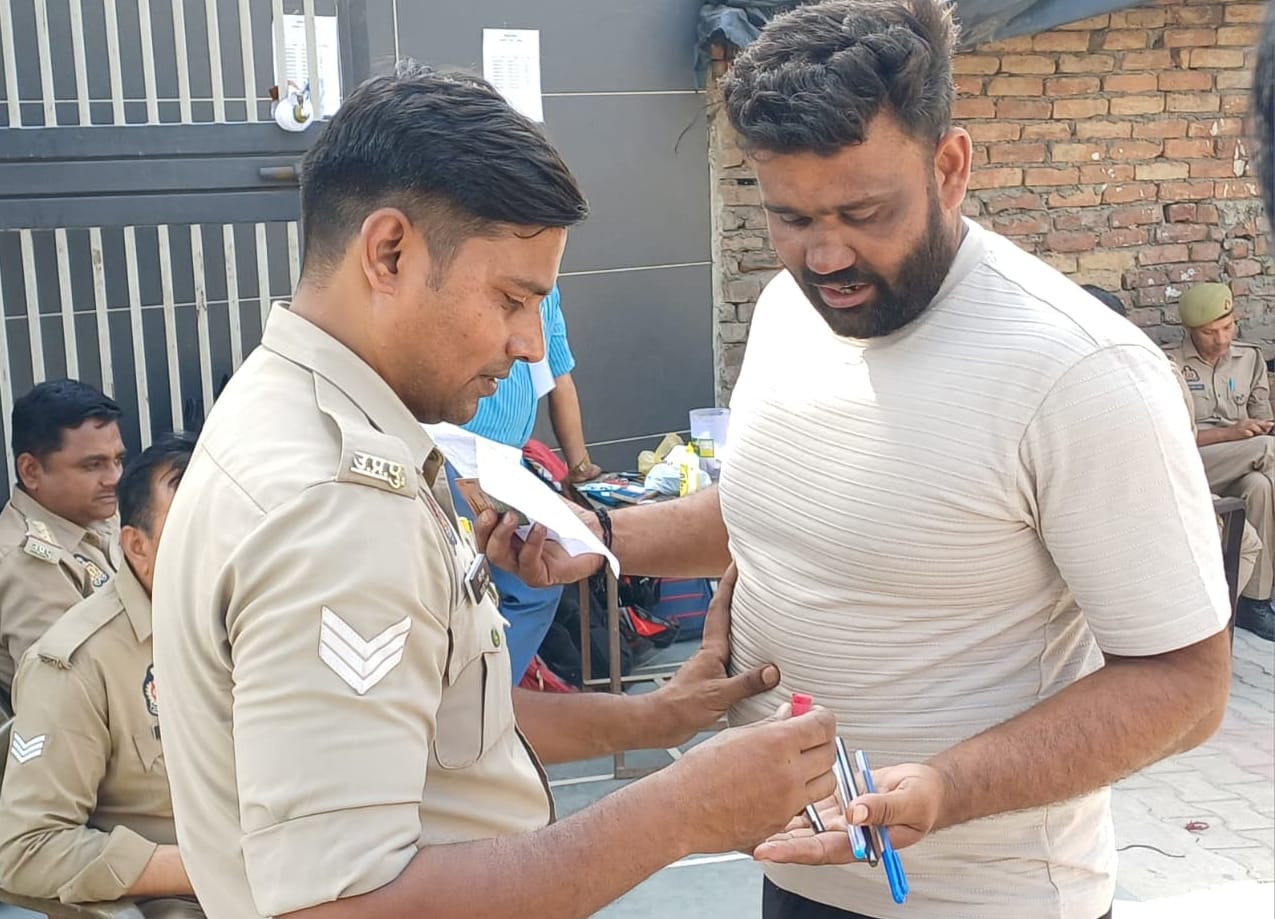 दीवान इंटर कॉलेज के गेट पर होमगार्ड की परीक्षा देने के लिए लगी परीक्षाथियों की लाइन। संवाद