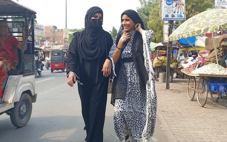 धूप से बचने के लिए दुपट्टा ओढ़कर स्कूल से जातीं छात्राएं। संवाद धूप से बचने के लिए दुपट्टा ओढ़कर स्कूल से जातीं छात्राएं। संवाद