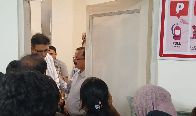 21-रोहतक के नागरिक अस्पताल में सिविल सर्जन डॉ. रमेश चंद्र आर्य को कार्ड दिखाकर एंटी रेबीज वैक्स