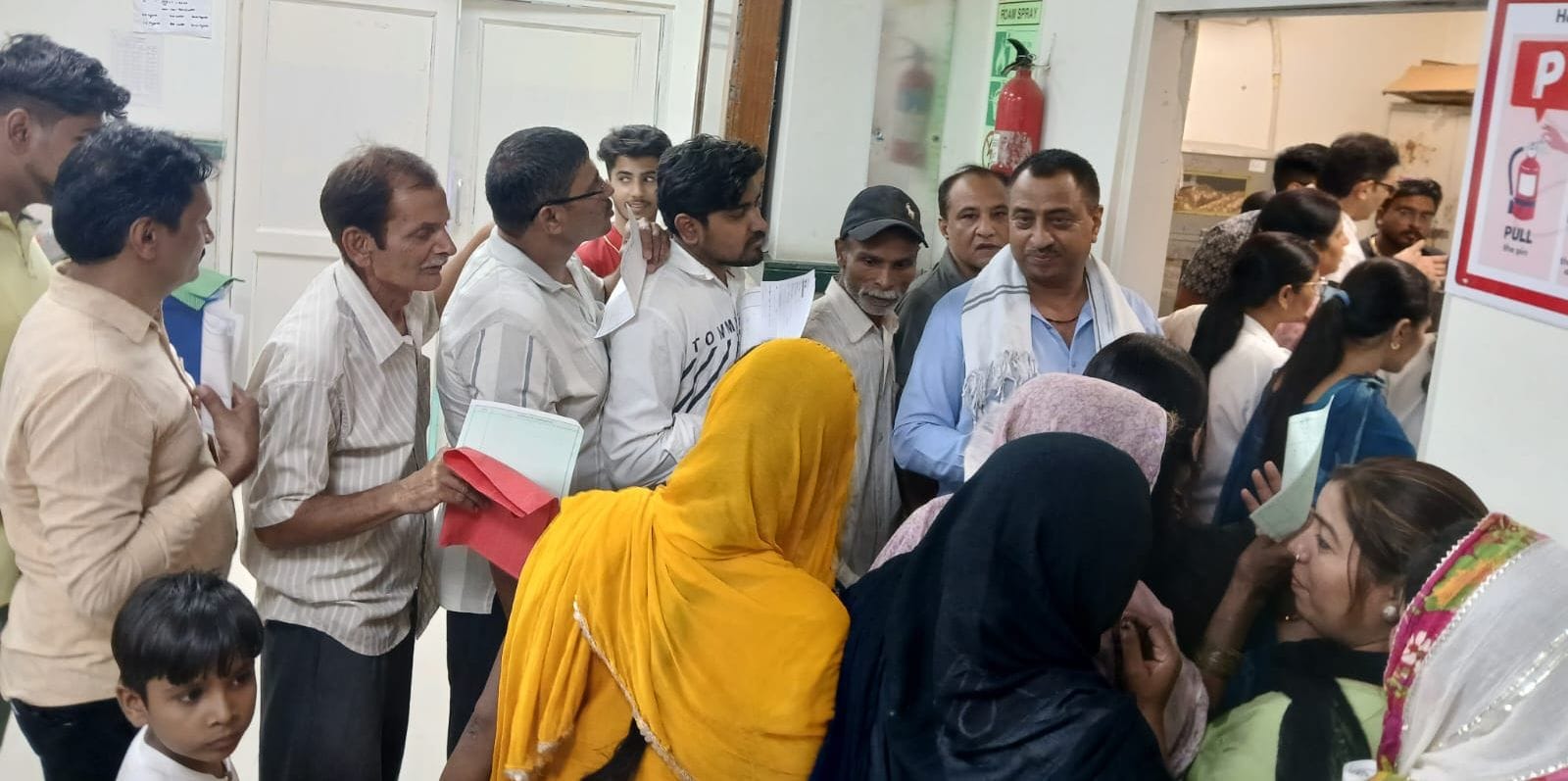 21-रोहतक के नागरिक अस्पताल में सिविल सर्जन डॉ. रमेश चंद्र आर्य को कार्ड दिखाकर एंटी रेबीज वैक्स