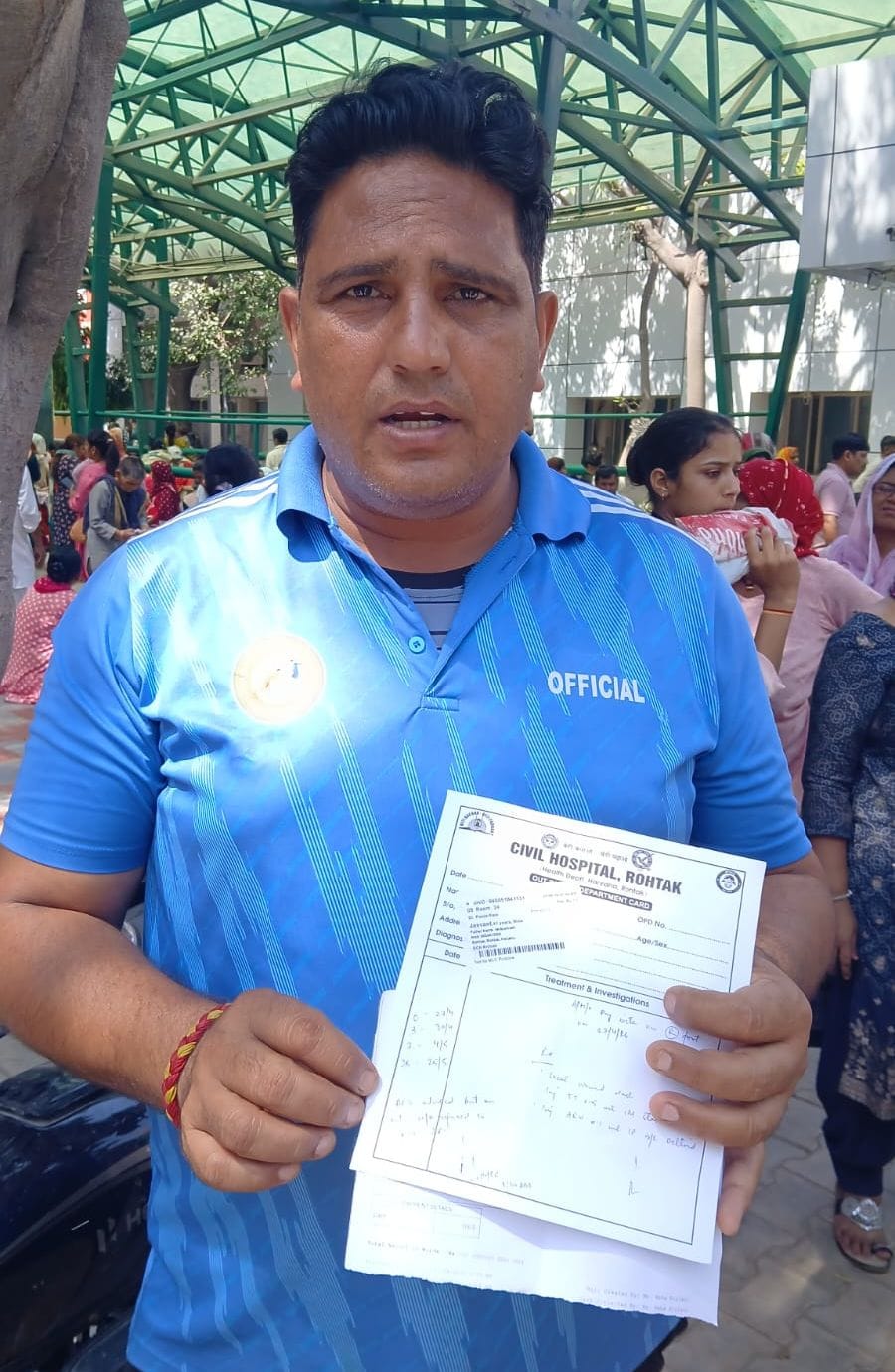 21-रोहतक के नागरिक अस्पताल में सिविल सर्जन डॉ. रमेश चंद्र आर्य को कार्ड दिखाकर एंटी रेबीज वैक्स