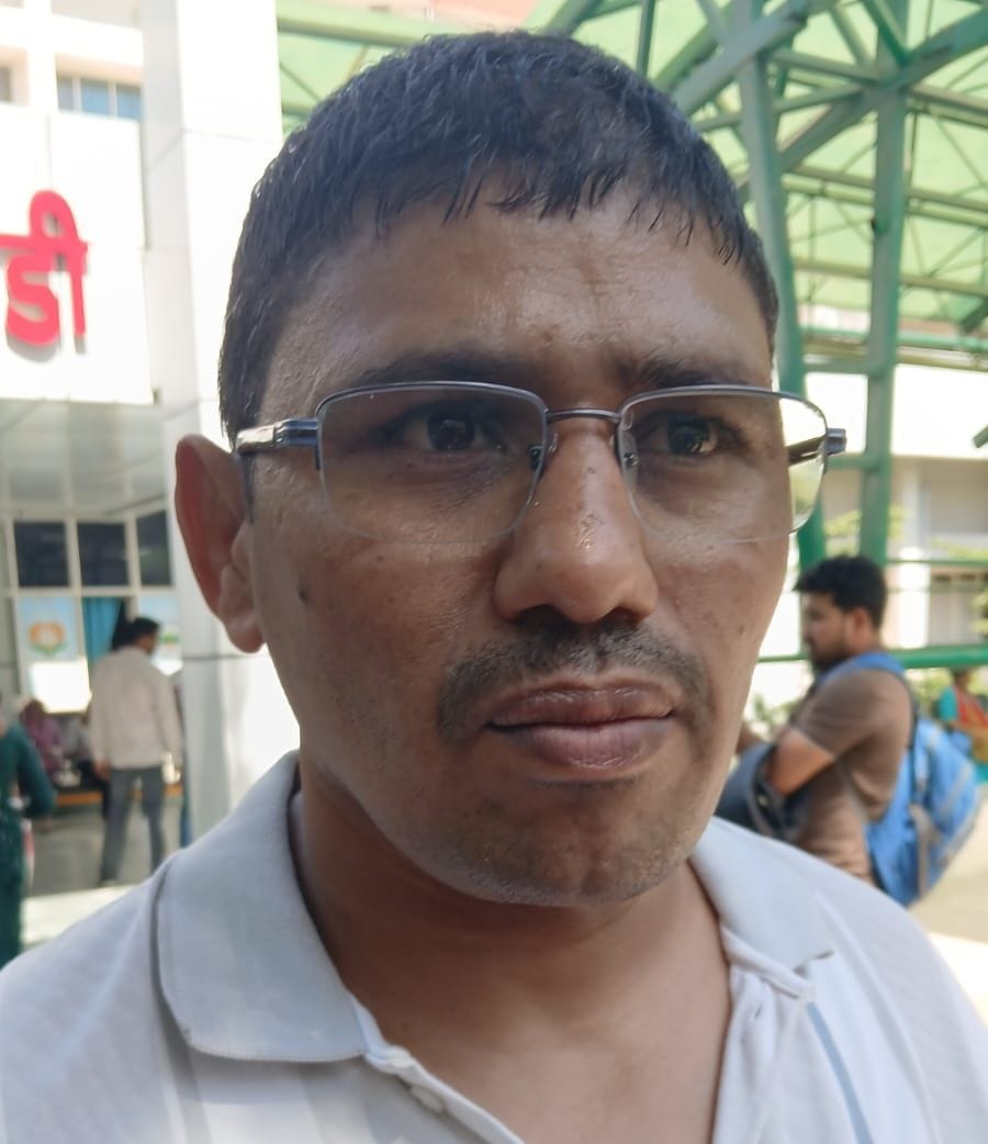 21-रोहतक के नागरिक अस्पताल में सिविल सर्जन डॉ. रमेश चंद्र आर्य को कार्ड दिखाकर एंटी रेबीज वैक्स